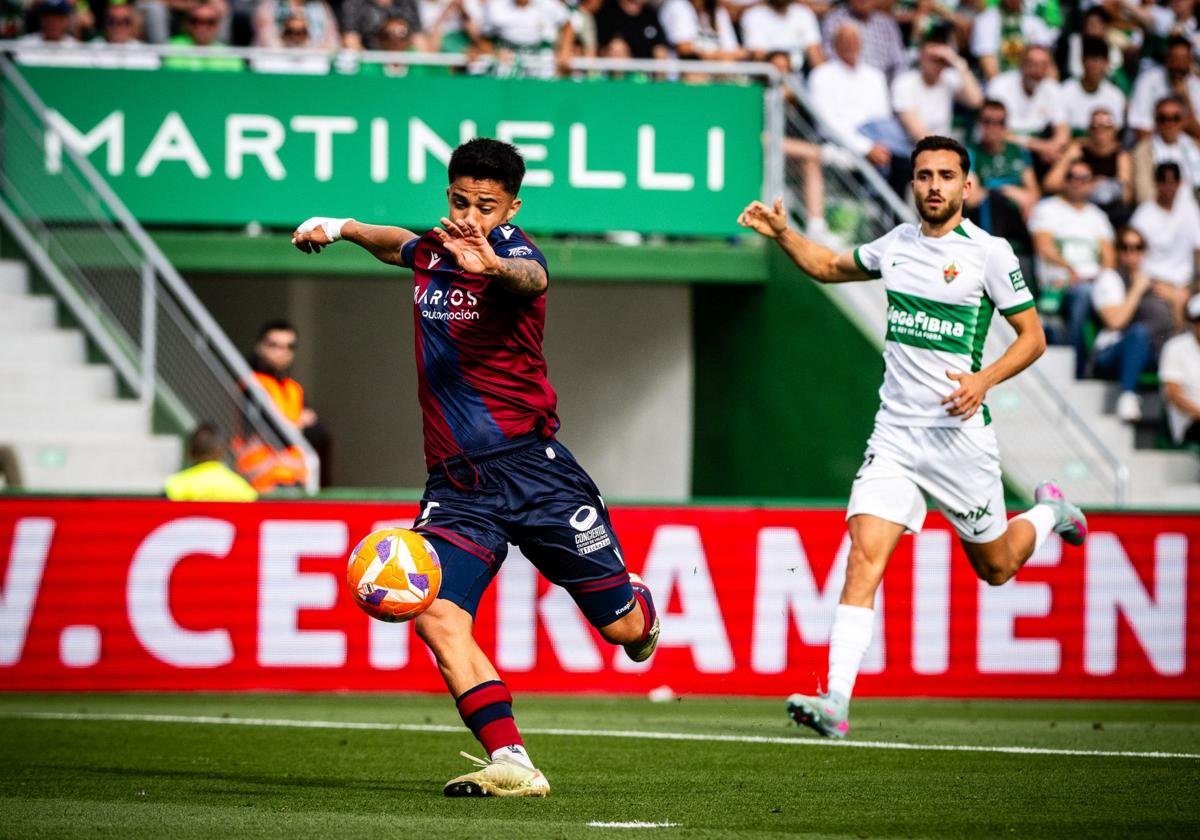 Roger Brugué, en la acción de su primer gol ante el Elche.
