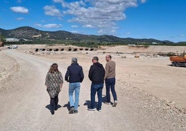 Visita una de las zonas dañadas de Llombai.
