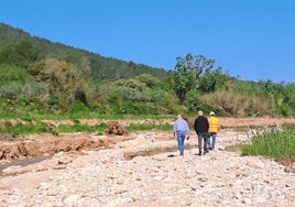 Inspección de los cauces dañados por la dana en Yátova.