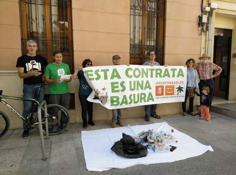 Protesta en 2020 del colectivo Margalló Ecologistes en Acció Elx respecto a la contrata de basuras