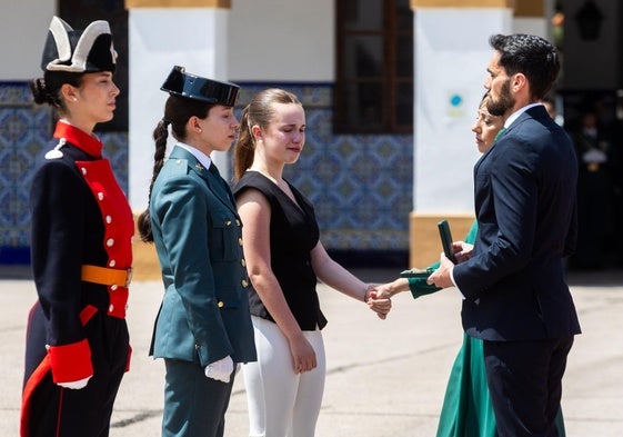 La directora general de la Guardia Civil, Mercedes González, consuela a una de las hijas del guardia civil fallecido.