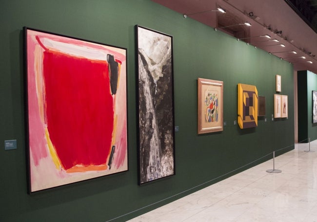 Piezas de arte conemporáneo de la colección en una muestra.