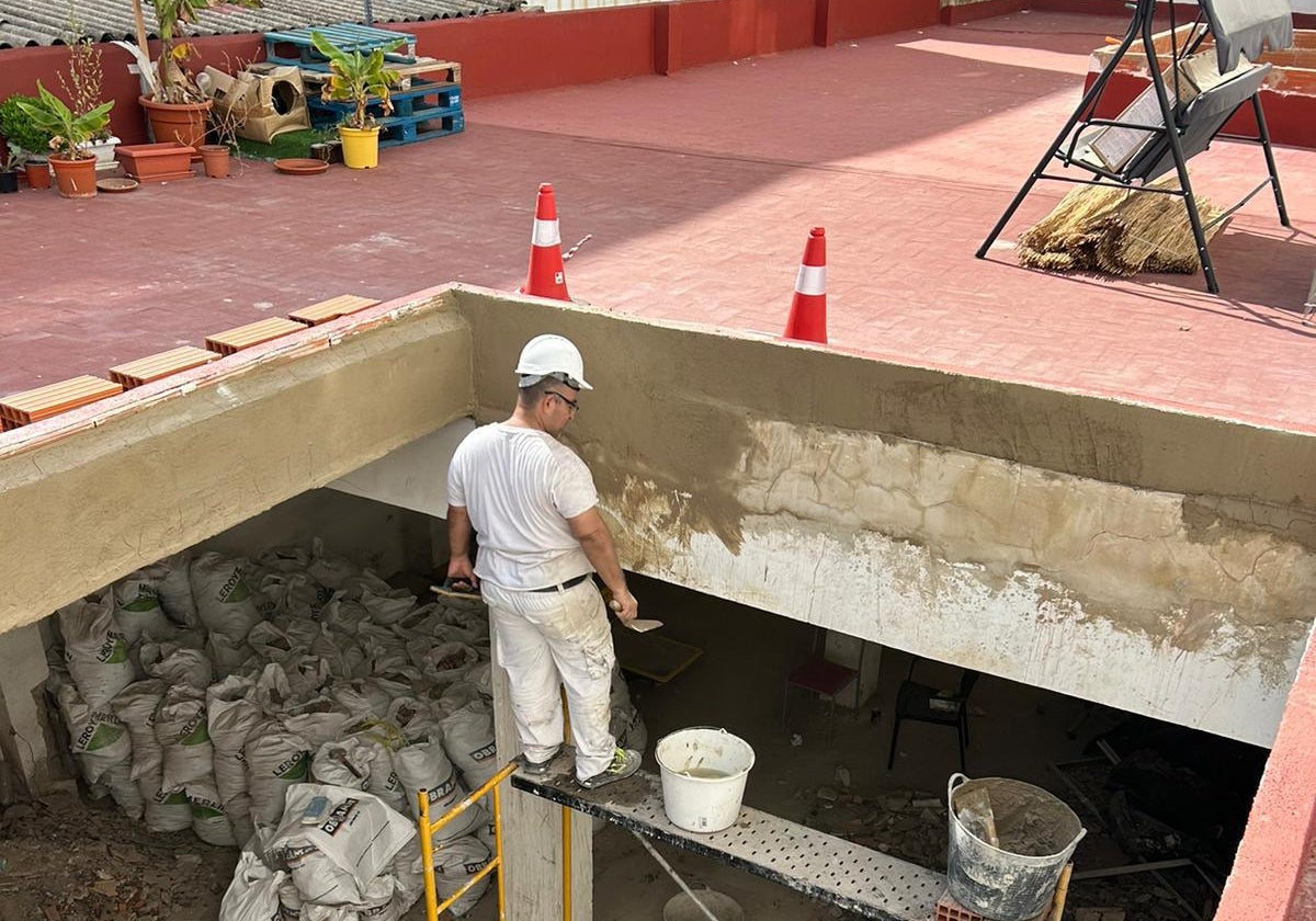 Un trabajador, en uno de los agujeros practicados en el suelo.