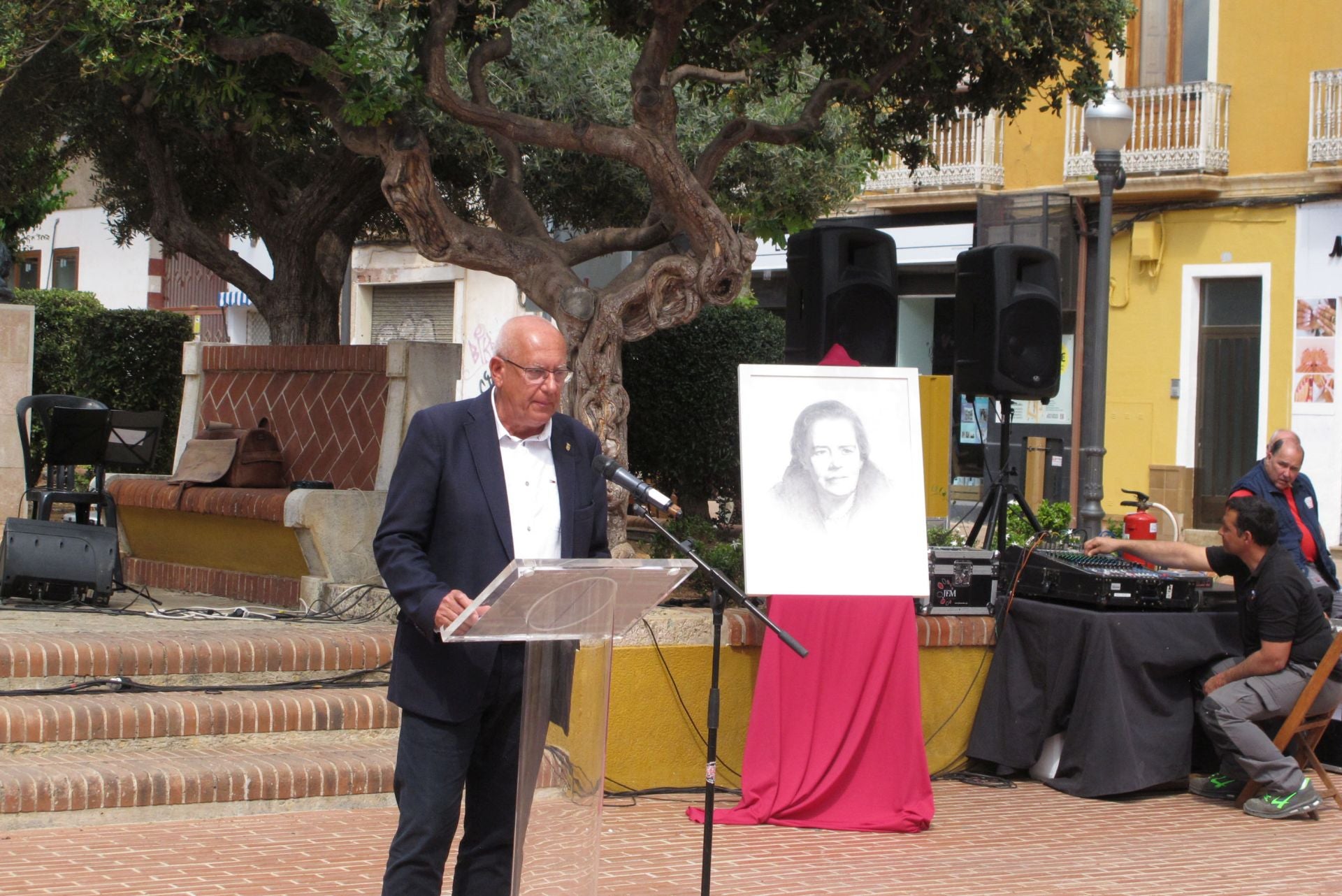 Imagen secundaria 2 - Dénia muestra su aprecio a Maria Ibars con busto de la escritora en la Glorieta