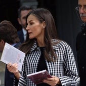 La Reina Letizia comprando libros en la Feria de Moyano.