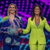 Michelle Hunziker(i), Sandra Studer(c) y Hazel Brugger(d), las presentadoras de Eurovisión 2025.