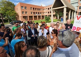 El conseller Rovira, en la protesta que hubo en 2023.