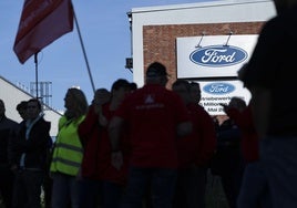 Trabajadores de la planta de Colonia (Alemania) protestan a las puertas de la fábrica.