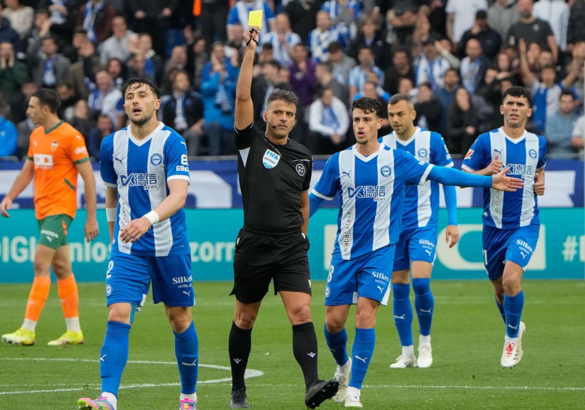 Gil Manzano, durante el Alavés-Valencia.