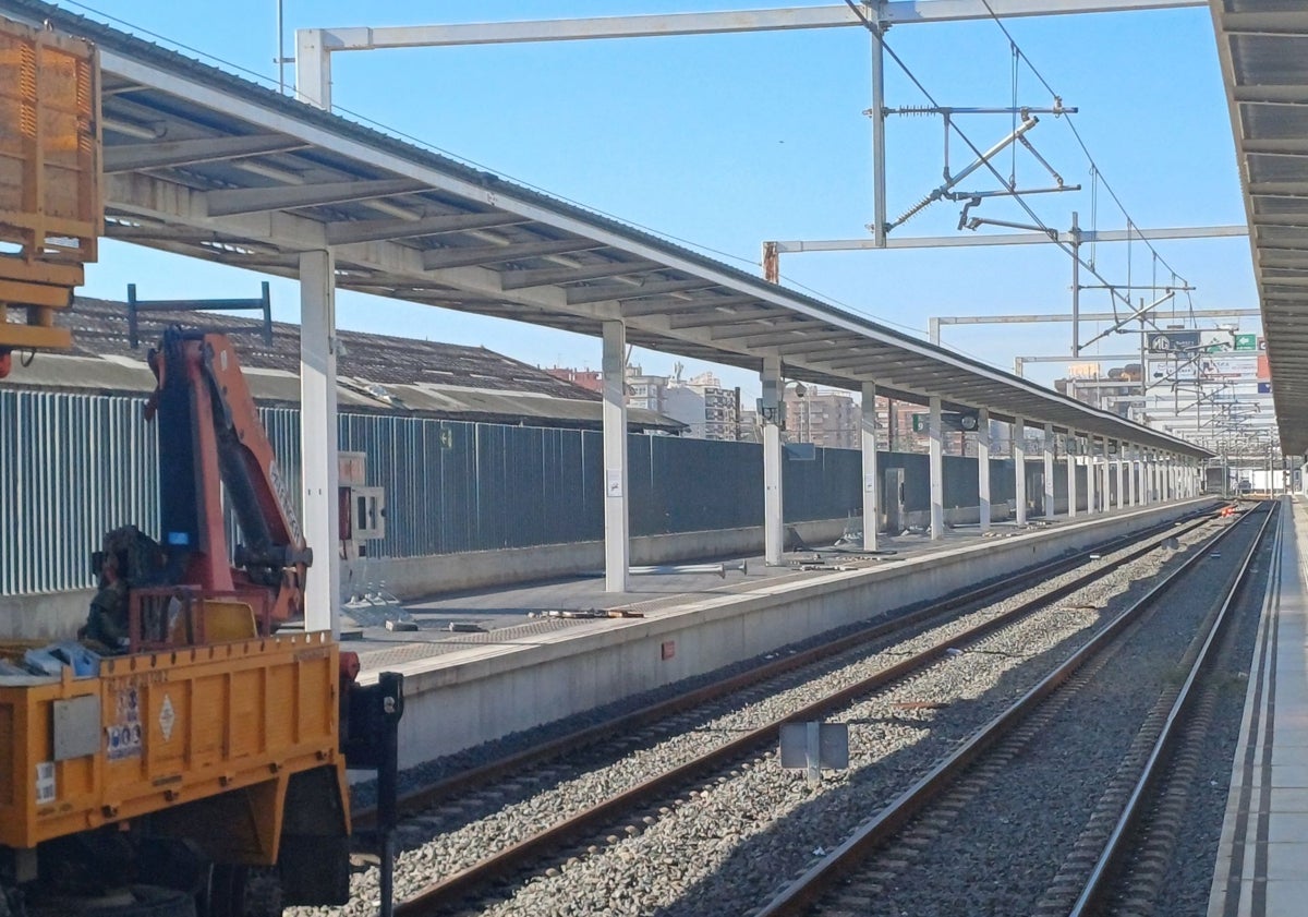 Imagen principal - Desmantelamiento de los andenes y las vías; recreación de la plataforma elevada sobre las vías y desmontaje de las naves de Ribes.