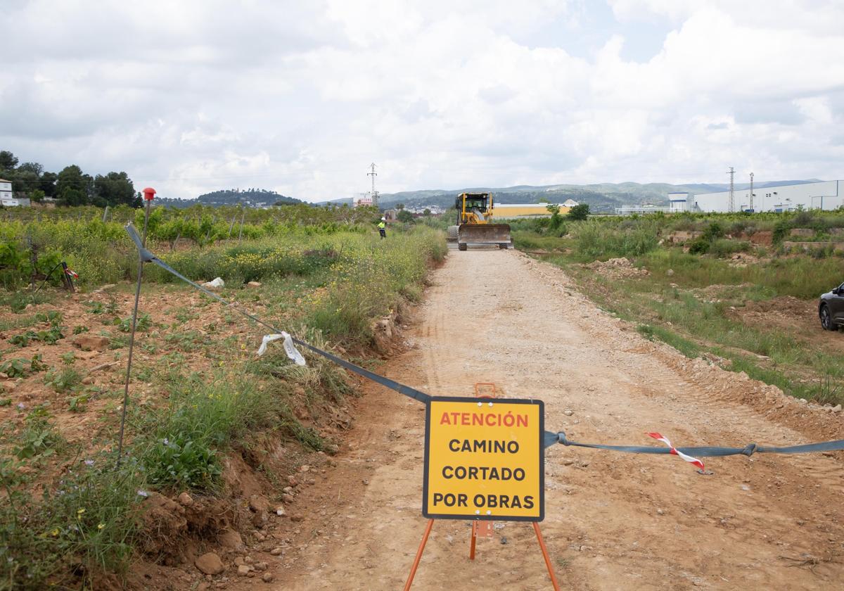 Obras en un camino rural de Cheste.