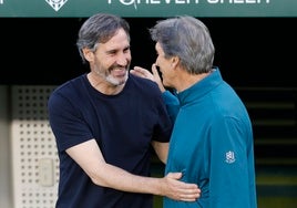 Vicente Moreno saluda a Manuel Pellegrini antes de un partido.