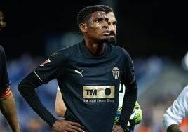 Christian Mosquera tras terminar un partido con el Valencia esta temporada.