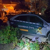 Una de las patrullas de la Guardia Civil que acudió a la escena del crimen.