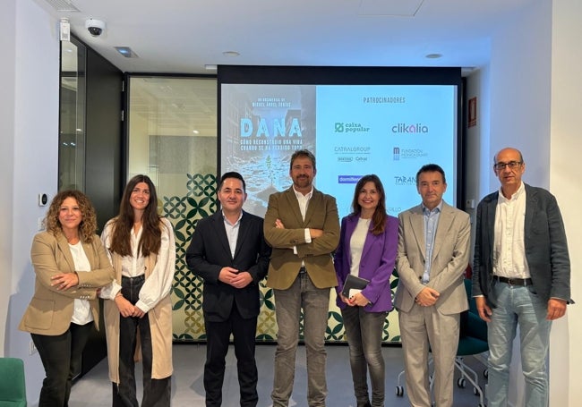 Miguel Ángel Tobías, en el centro de la imagen, junto a los asistentes a la presentación.