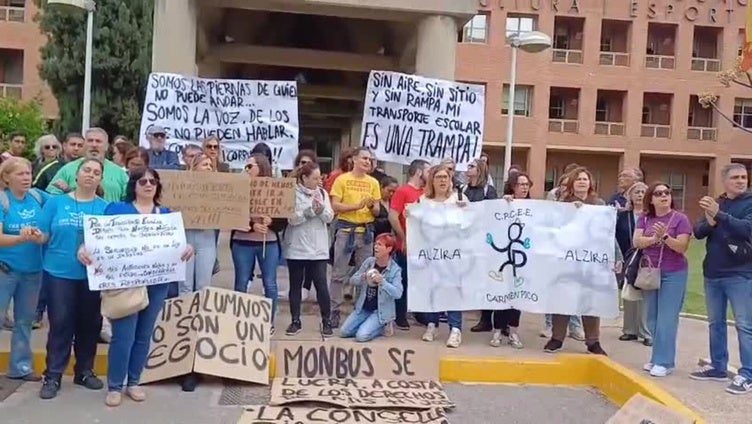 Las familias de ocho colegios de educación especial de Valencia protestan ante Educación por los continuos retrasos de los autobuses escolares