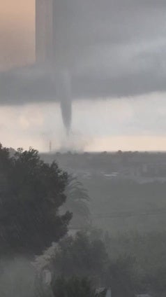 Una tromba de agua frente a la playa de Oliva