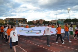 La bandera olímpica en los Minijocs.