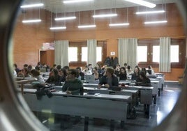Un aula, antes de un examen de la PAU en una foto de archivo.