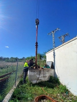 Las tareas de extracción de bomba de uno de los principales pozos de la localidad.