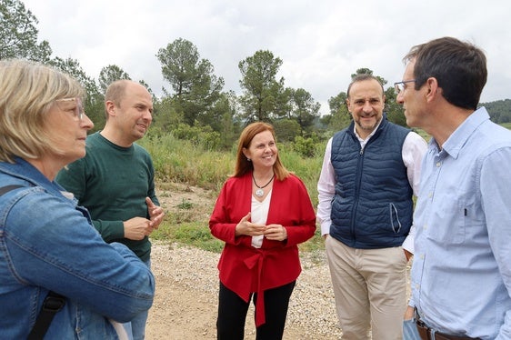 La diputada de Carreteas departe con alcaldes de estas comarcas en su visita a La Font de la Figuera.