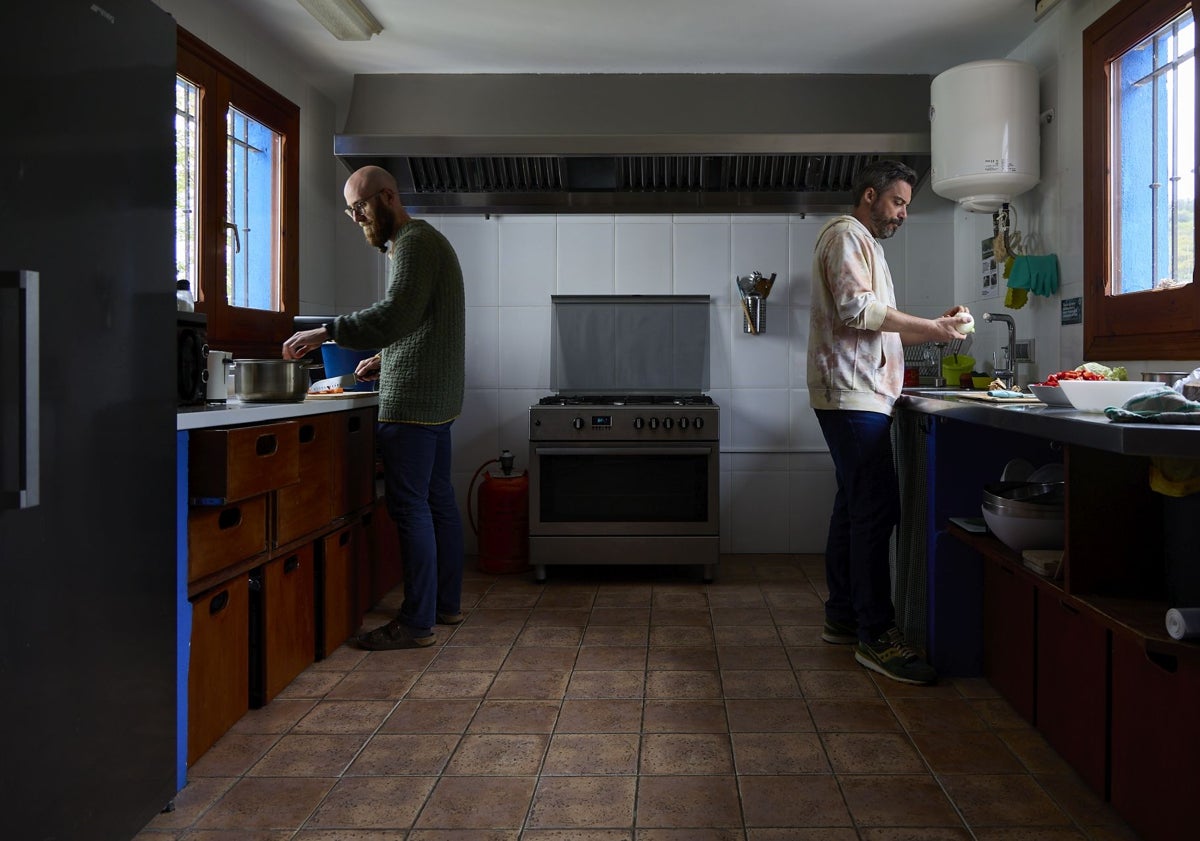 Imagen principal - Andre y Anthony, cocinando. Óscar enseña el invernadero. Dos huéspedes, paseando por el monte.