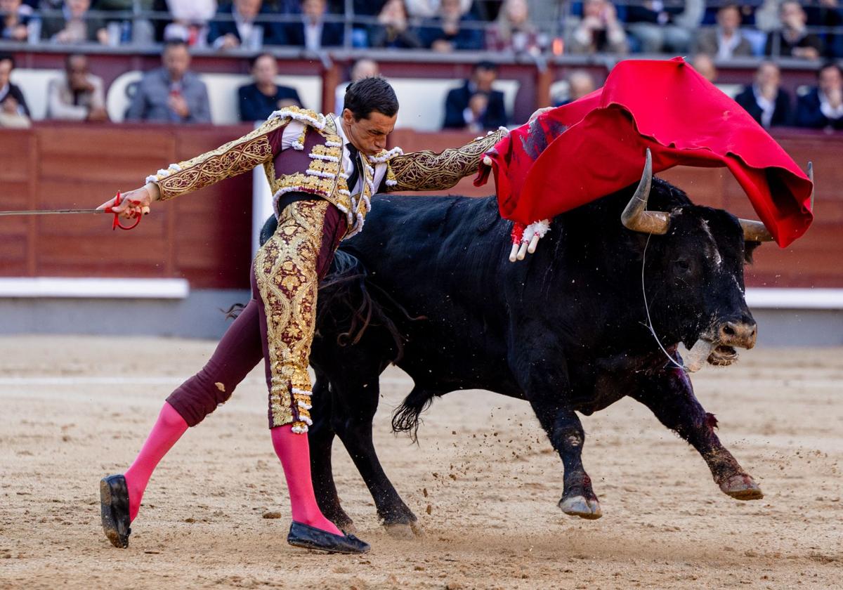 Paco Ureña durante la corrida de toros con reses de Fuente Ymbro el pasado domingo.