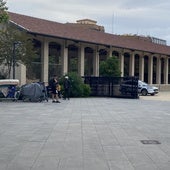 Vigilancia policial en la nave del Parque Central donde han retirado tiendas de campaña.