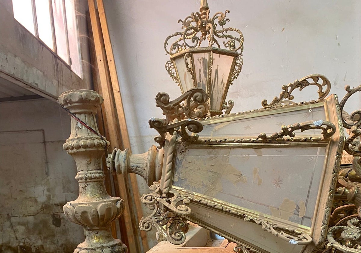 Imagen principal - Anda, corona e imagen de la Virgen de los Desamparados de Paiporta, antes de la restauración.
