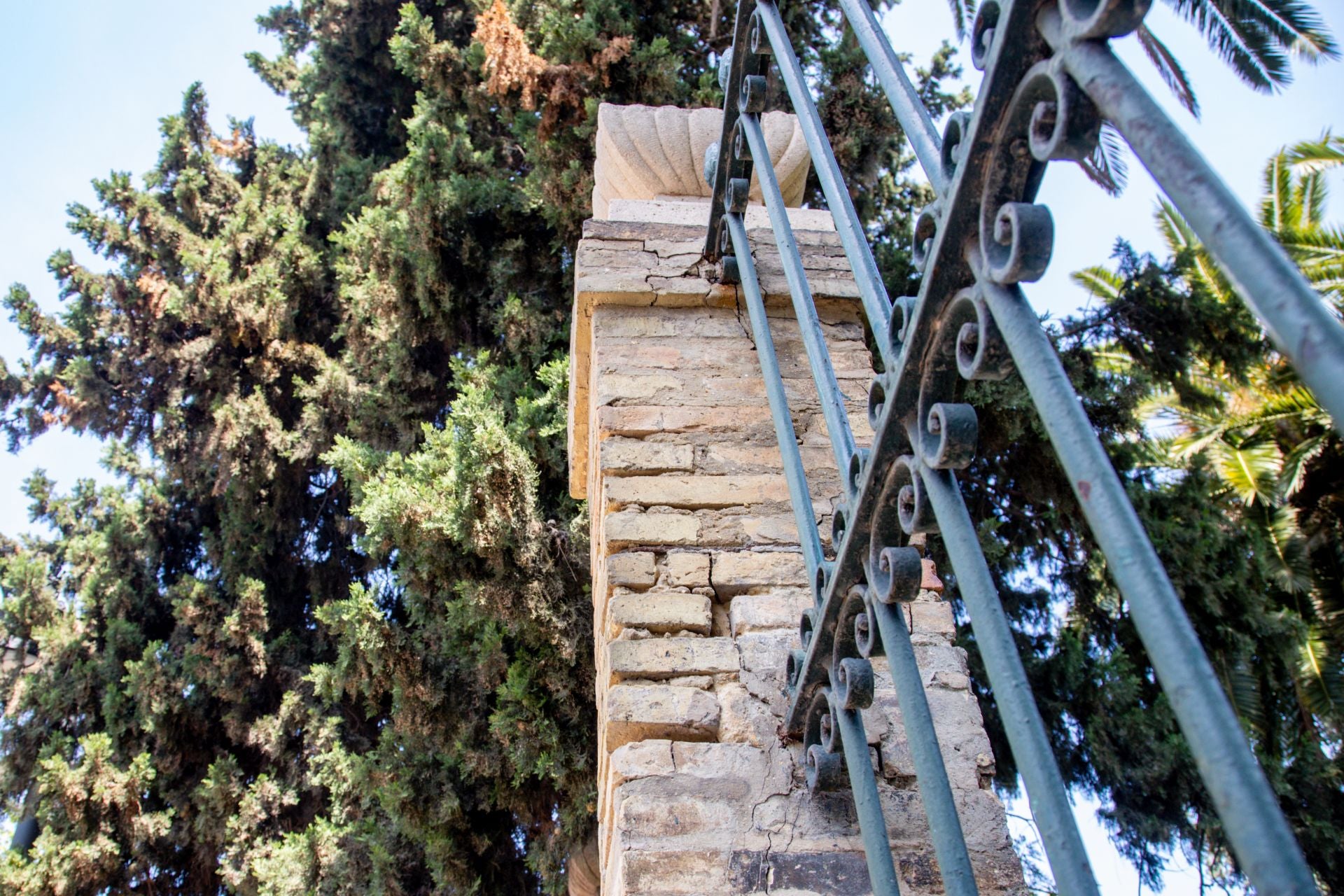 FOTOS | Dejadez y desperfectos en los jardines de Viveros de Valencia