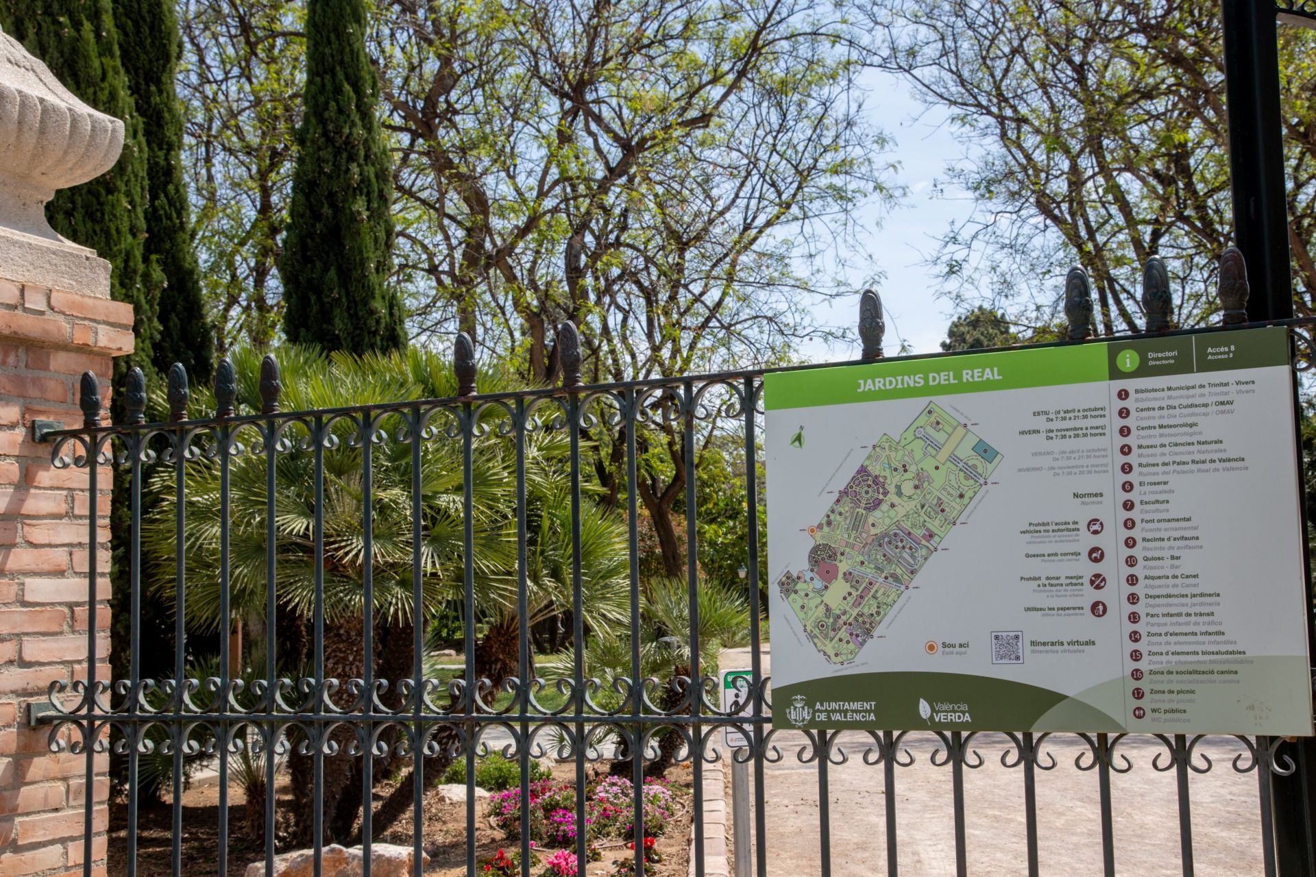 FOTOS | Dejadez y desperfectos en los jardines de Viveros de Valencia