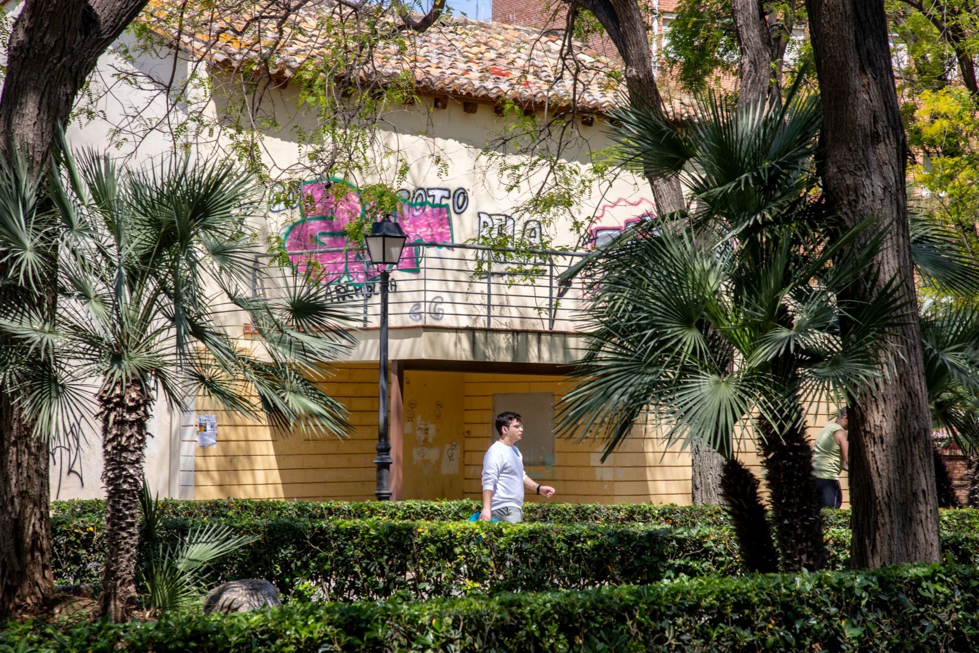 FOTOS | Dejadez y desperfectos en los jardines de Viveros de Valencia