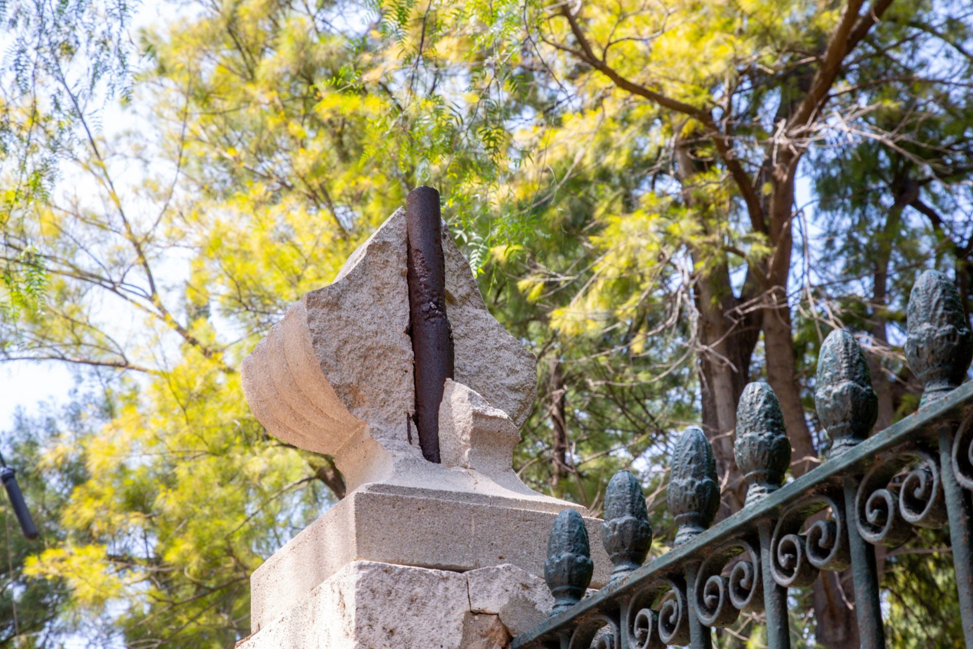 FOTOS | Dejadez y desperfectos en los jardines de Viveros de Valencia
