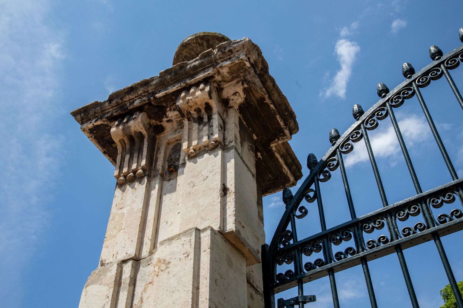 FOTOS | Dejadez y desperfectos en los jardines de Viveros de Valencia