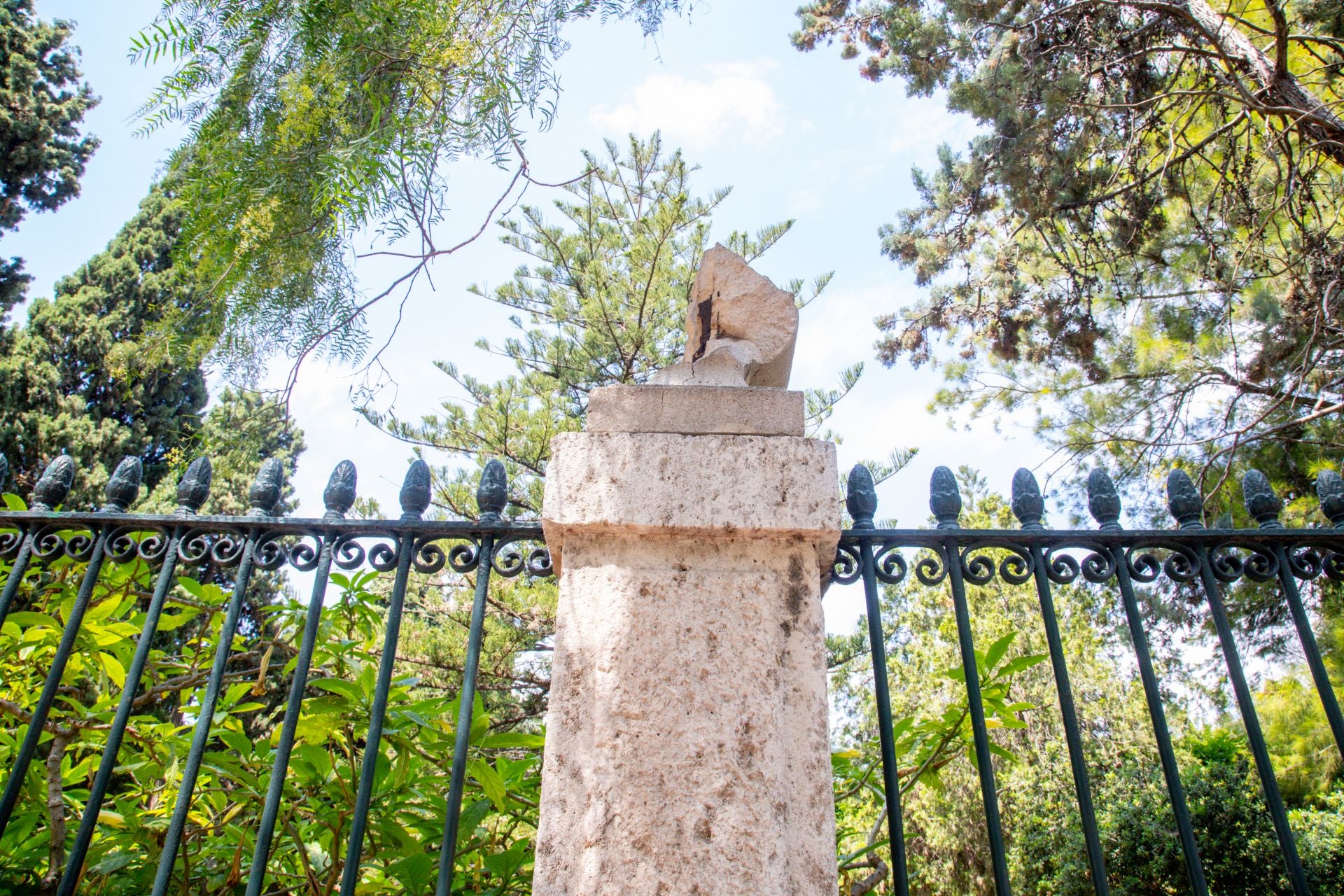 FOTOS | Dejadez y desperfectos en los jardines de Viveros de Valencia