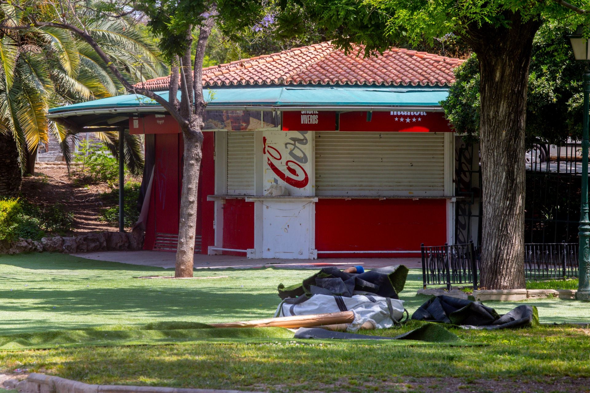 FOTOS | Dejadez y desperfectos en los jardines de Viveros de Valencia