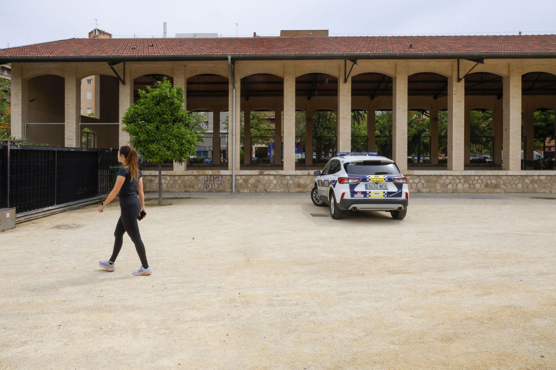 Vecinos del Parque Central denuncian venta de droga y peleas en la nave donde pernoctan personas sintecho