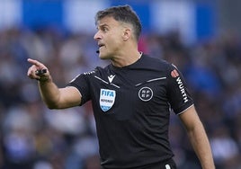 Gil Manzano, durante el Alavés-Valencia.
