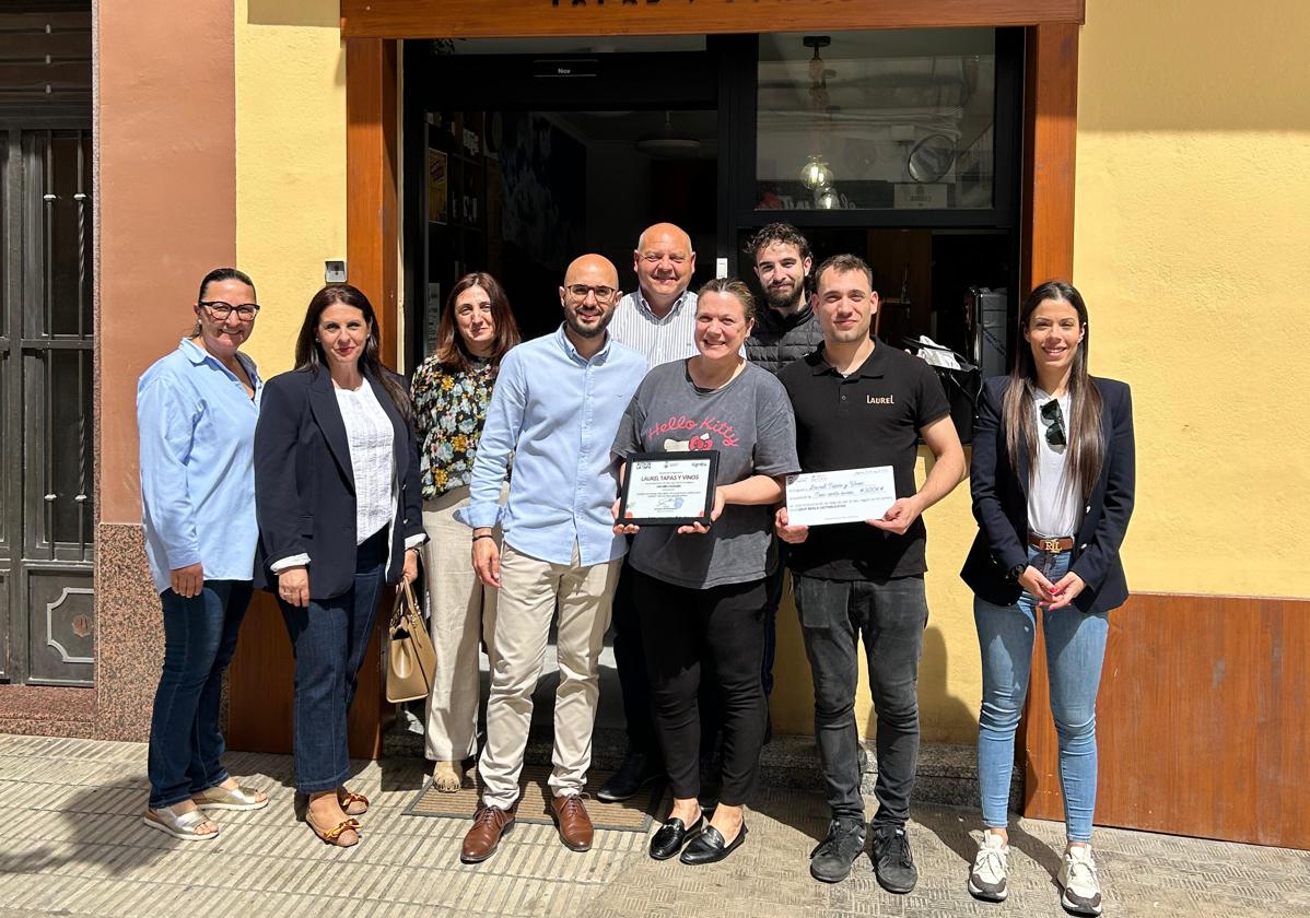 Entrega de uno de los premios al bar Laurel.