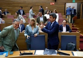 Mazón saluda mientras su vicepresidenta Camarero y el vicepresidente Gan se sientan en Les Corts.