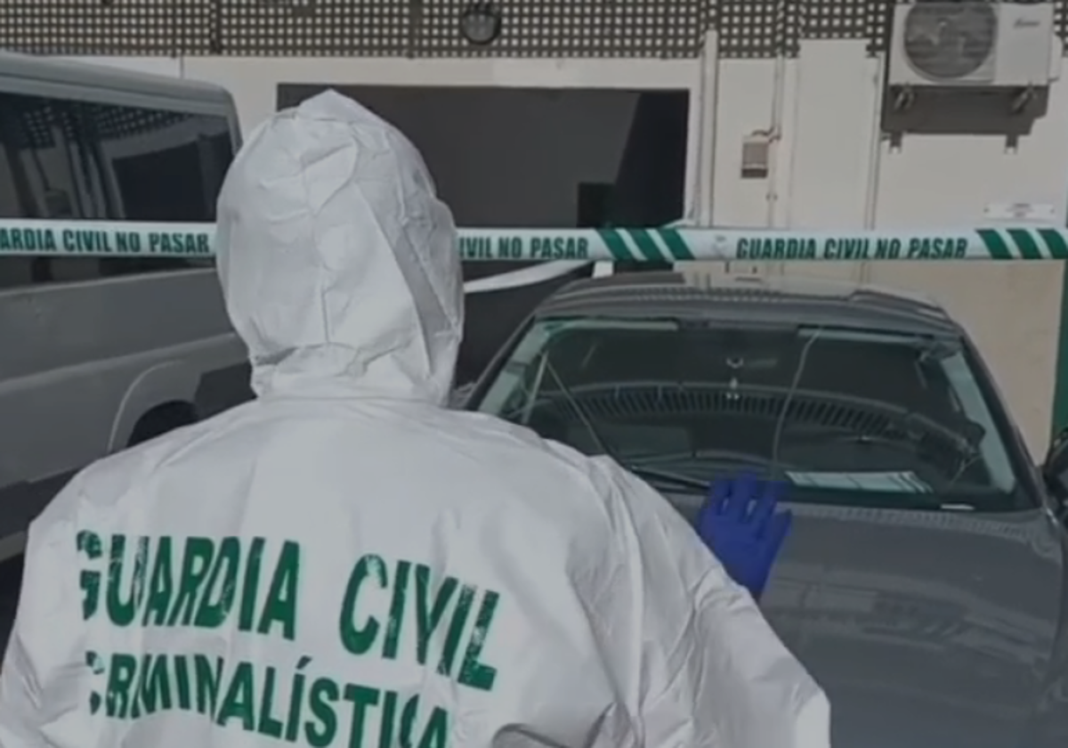 Un guardia civil del Servicio de Criminalística inspecciona el coche tiroteado el 27 de febrero de 2024 en El Saler.