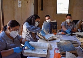 Tareas de recuperación del archivo municipal.