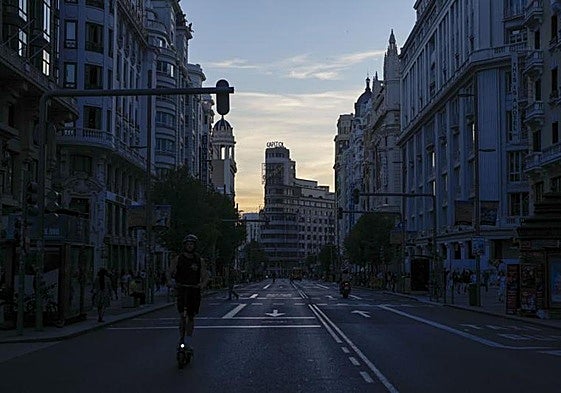 Fotografía de la Gran Vía sin luz durante el apagón masivo del sistema eléctrico en Madrid