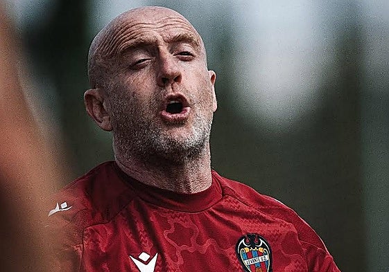 Julián Calero, durante un entrenamiento del Levante en la Ciudad Deportiva de Buñol.