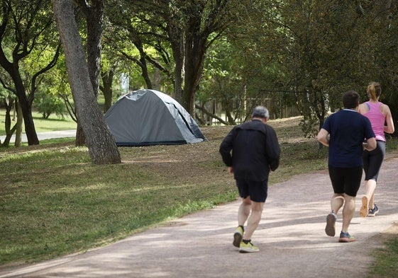 Una tienda de campaña de personas sintecho, en el jardín del Turia de Valencia.