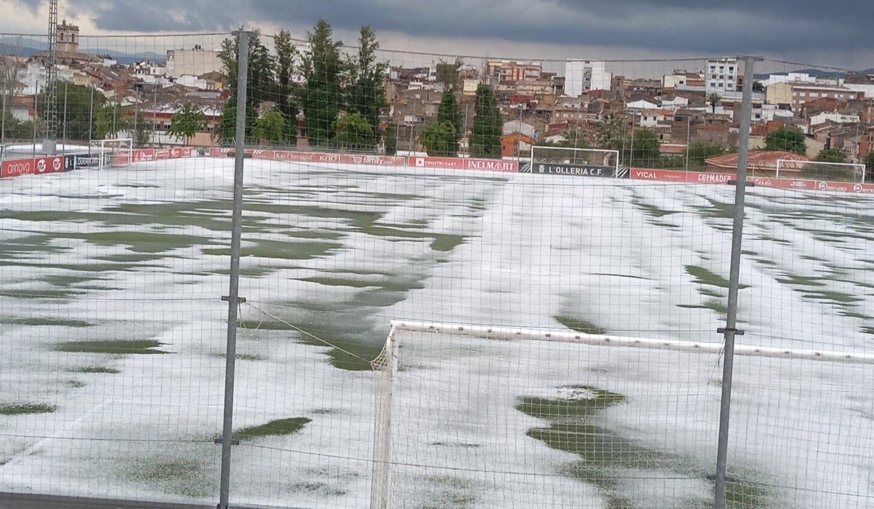 El campo de fútbol de l'Olleria con un manto blanco de granizo.
