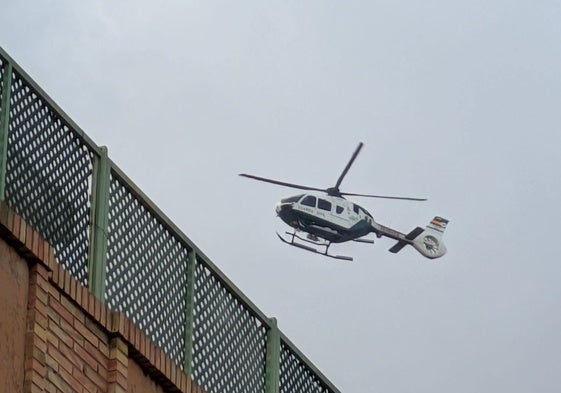 El helicóptero sobrevuela Requena durante la redada del miércoles.