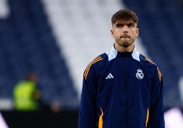 Raúl Asencio antes de un partido del Madrid.