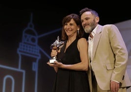 La actriz Malena Alterio recibe el Faro de Plata de manos del actor Fernando Tejero