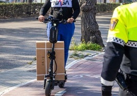 La Policía Local de Benidorm pone en su punto de mira a los repartidores que usan patinetes eléctricos